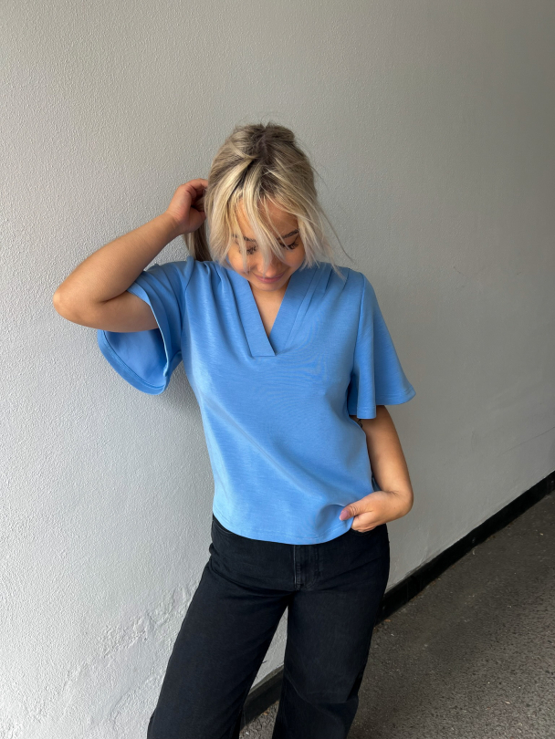 Tenny V-Neck -Cornflower Blue - Image 3