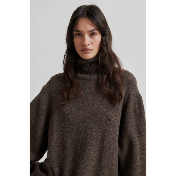 Alpha T-Neck Brown