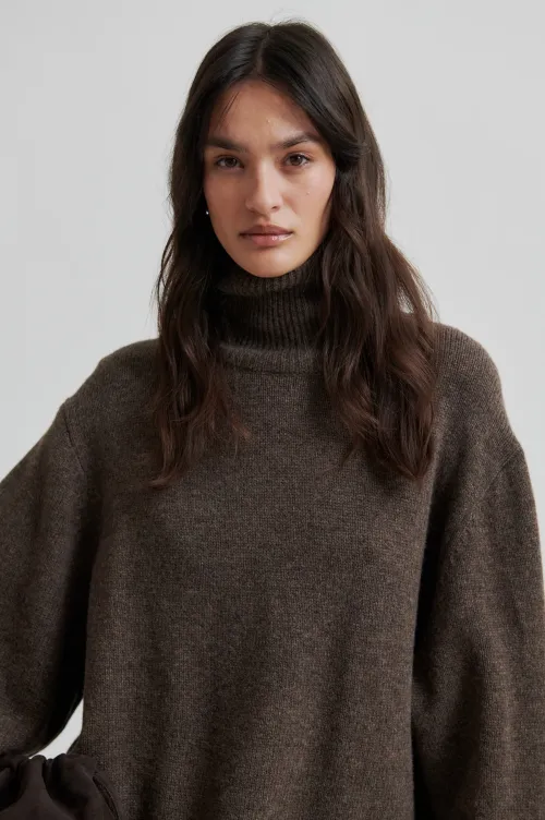 Alpha T-Neck Brown