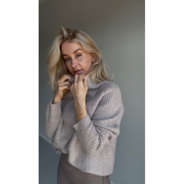 Marianne genser, Greige