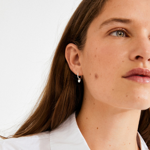 Pilgrim Alaia sølvbelagte øreringer med hjerteanheng - Image 3