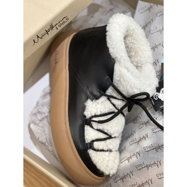 Gaia Black White
