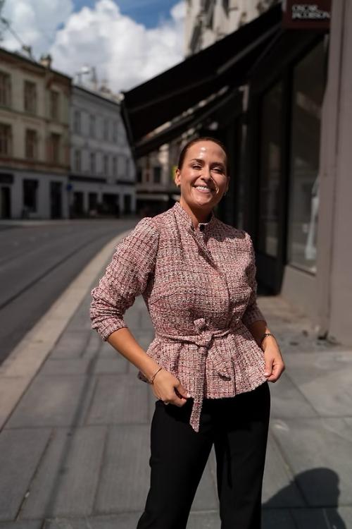 Cathalina Peplum Jakke, rosa fra Undorn