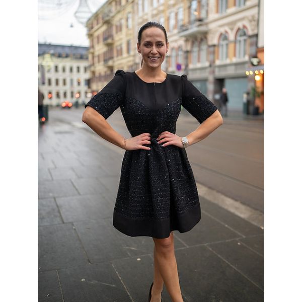 Siri Dress Sort     |      Siri Dress Sort fra Undorn