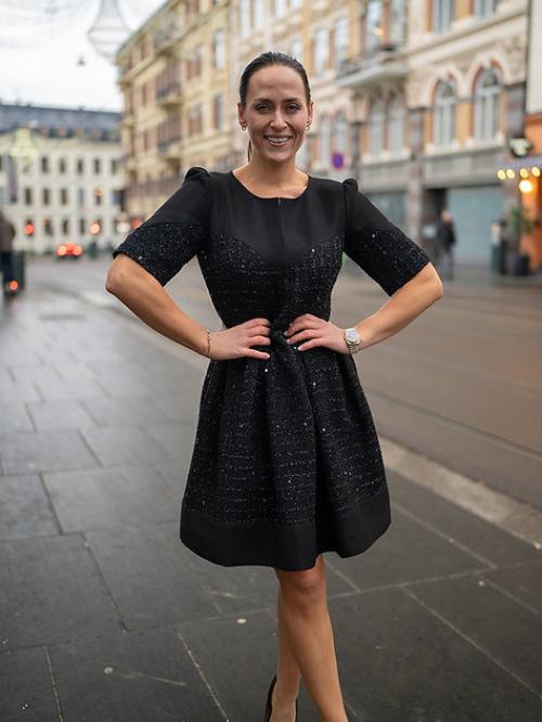 Siri Dress Sort     |      Siri Dress Sort fra Undorn