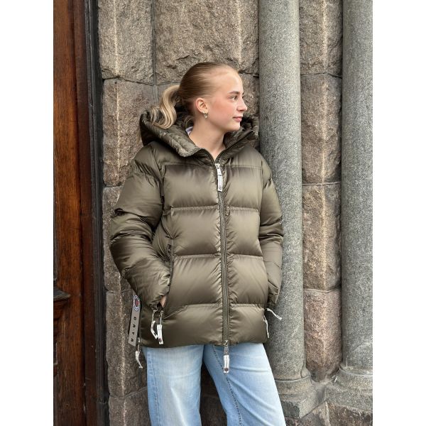 Erika Matt Pinewood Green   |     Erika Matt Pinewood Green fra C.A.Y.A