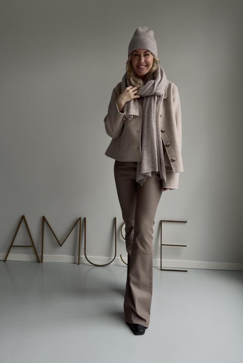 Molly skinnbukse, Nugat