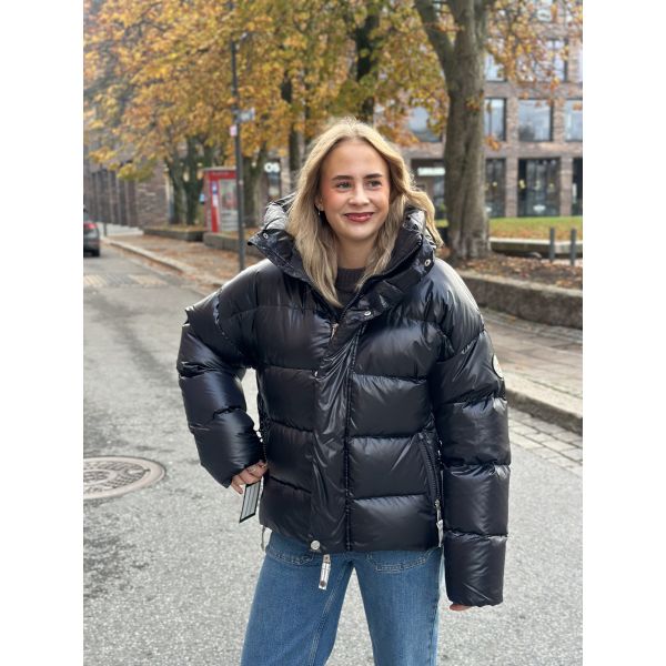 Ginny Short Black Jacket  |  Ginny Short Black Jacket fra C.A.Y.A