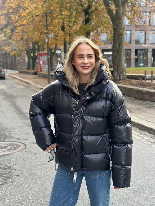 Ginny Short Black Jacket  |  Ginny Short Black Jacket fra C.A.Y.A