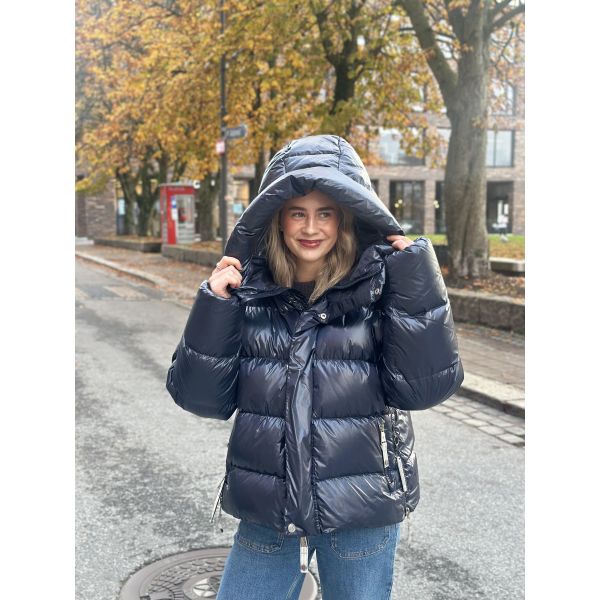 Ginny Short Navy Jacket  |  Ginny Short Navy Jacket fra C.A.Y.A