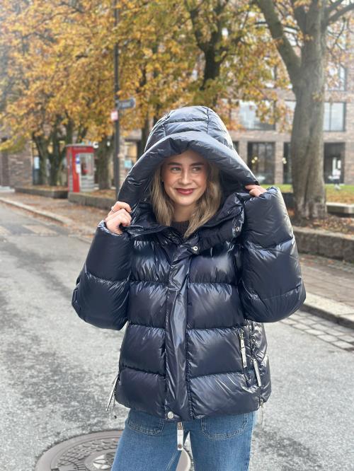 Ginny Short Navy Jacket  |  Ginny Short Navy Jacket fra C.A.Y.A