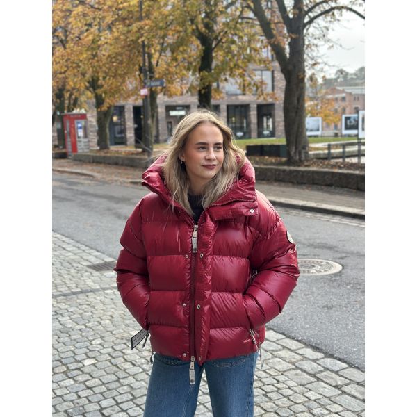 Ginny Short Deep Red Jacket  |  Ginny Short Deep Red Jacket fra C.A.Y.A