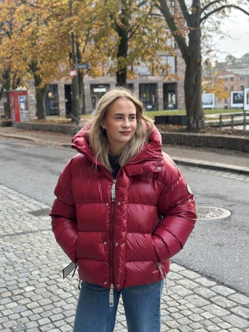 Ginny Short Deep Red Jacket  |  Ginny Short Deep Red Jacket fra C.A.Y.A