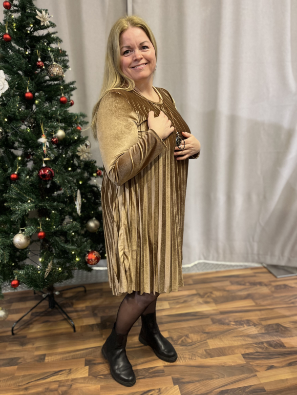 Marc Lauge Plissé fløyelskjole med smykke - Image 2