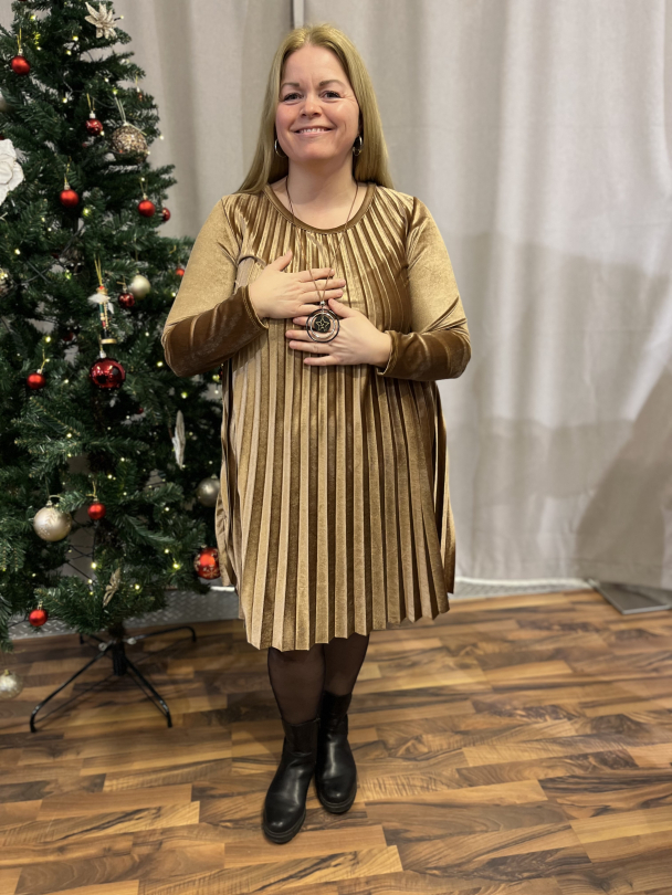 Marc Lauge Plissé fløyelskjole med smykke - Image 3