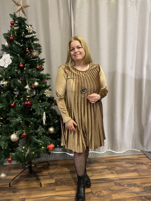 Marc Lauge Plissé fløyelskjole med smykke - Image 4