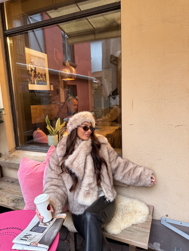 Angela Skjerf i Fuskepels - beige  - Image 6
