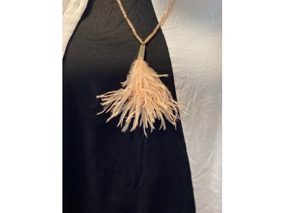 Langt kjede med perler og fj&aelig;r