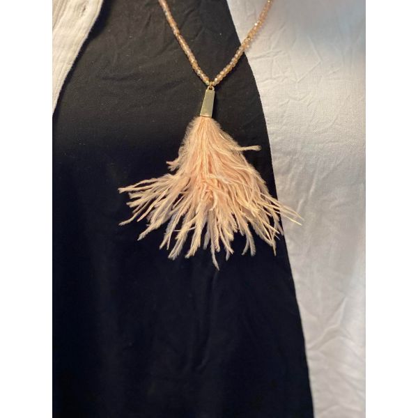 Langt kjede med perler og fj&aelig;r