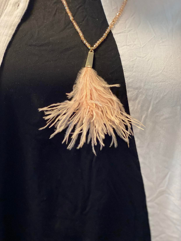 Langt kjede med perler og fjær - Image 1