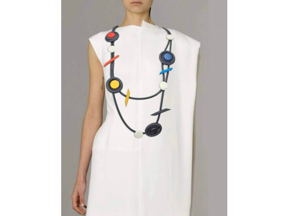 Smykke i sort gummi med fargerike detaljer