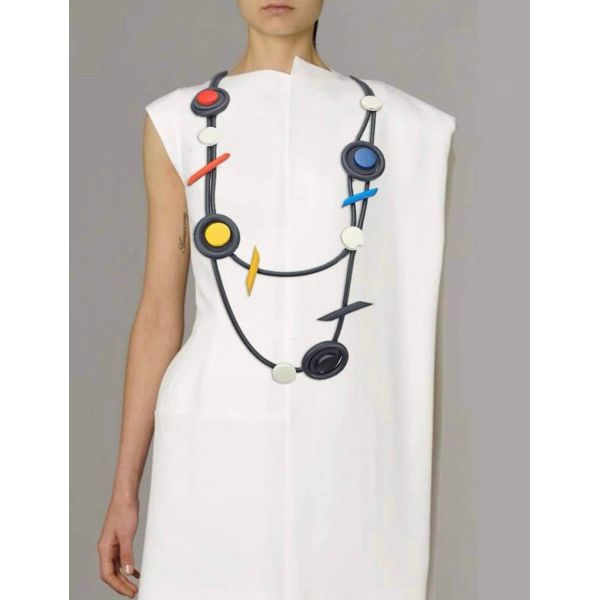 Smykke i sort gummi med fargerike detaljer