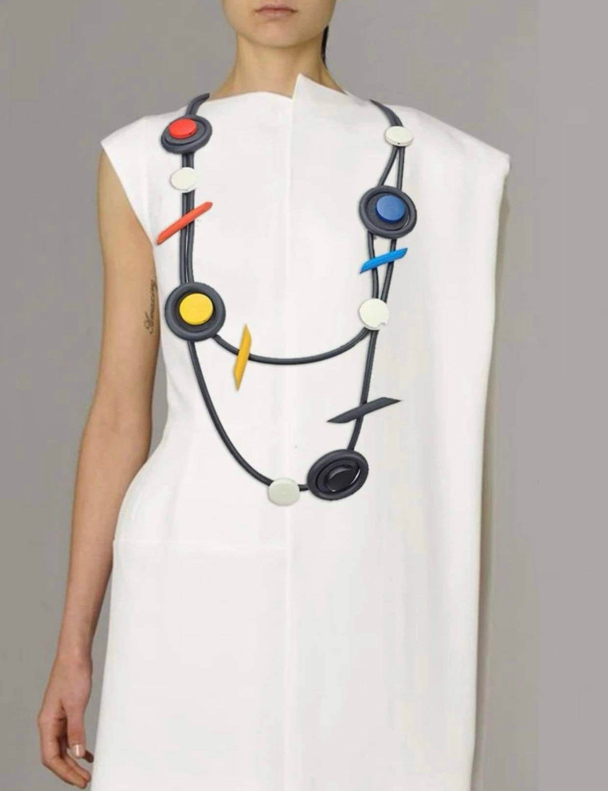 Smykke i sort gummi med fargerike detaljer