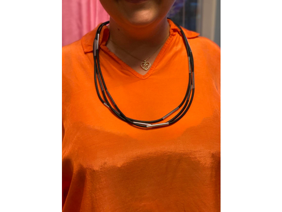 Sort smykke i gummi med s&oslash;lvdetaljer