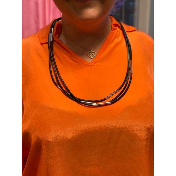 Sort smykke i gummi med s&oslash;lvdetaljer