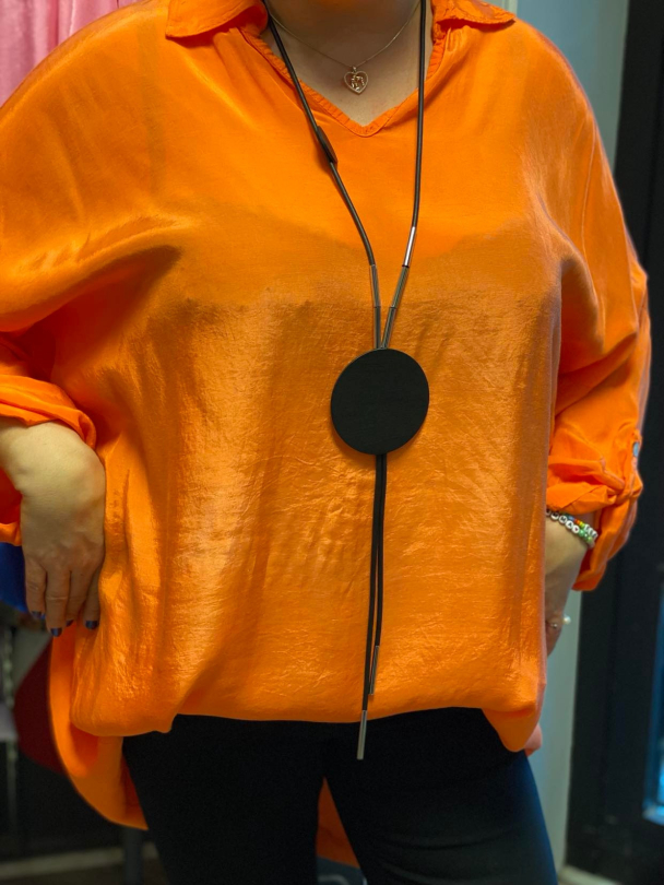 Langt kjede i sort gummi med stor ensfarget runding