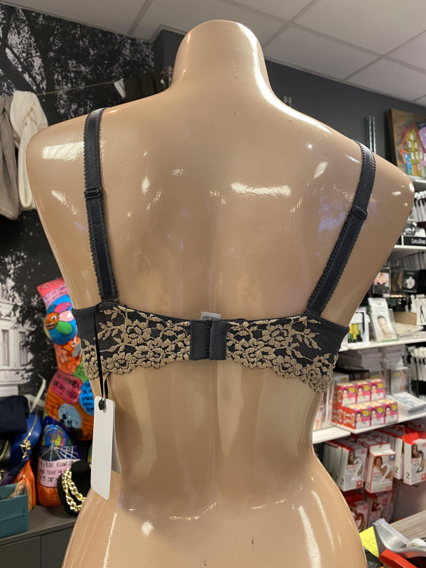 WACOAL Embrace Lace Plunge Underwire Bra WA853291076 - Image 3