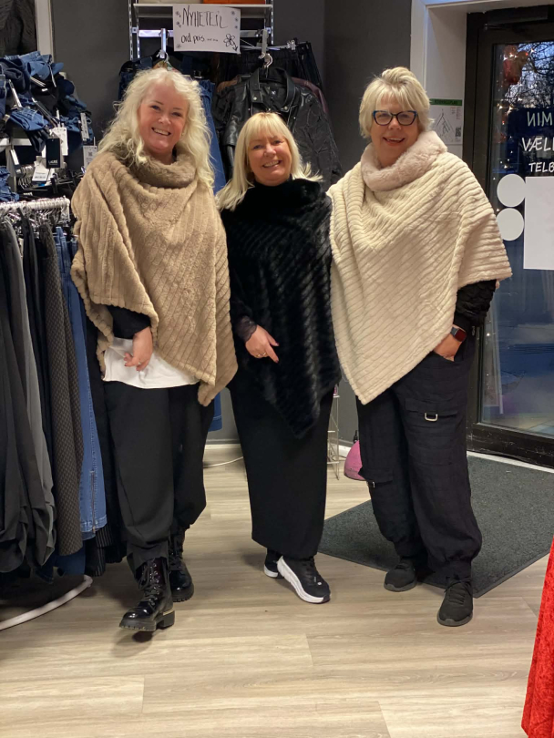 MARC LAUGE Cut Poncho Fur M3050 - Image 2