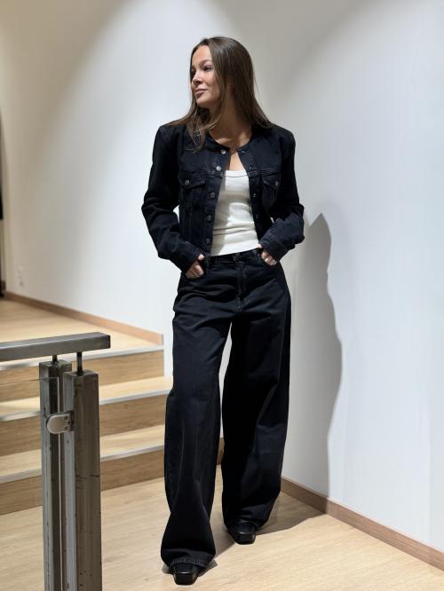 Bethany Bull 44 Carbon