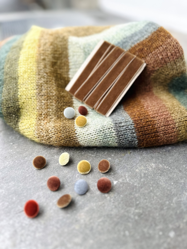 Knapper og bånd i fløyel til Wiola stripe Cardigan