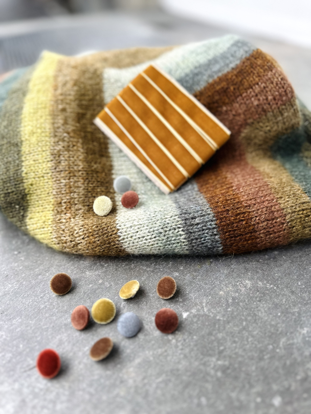 Knapper og bånd i fløyel til Wiola stripe Cardigan