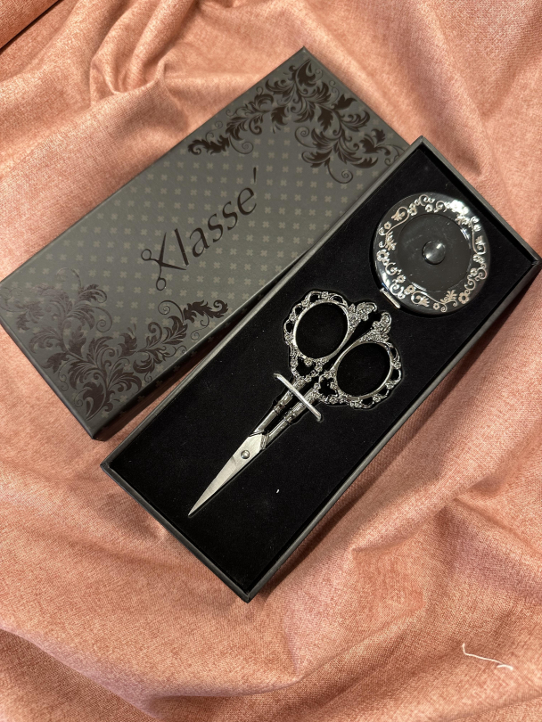 Saks og målebånd i gaveedke