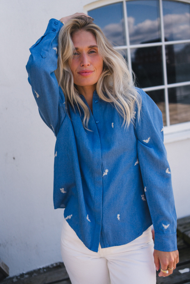 Pernilla Shirt EMB - Blue Wash/ Flower - Image 3
