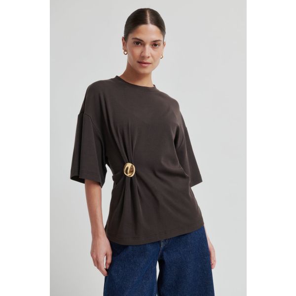 Enora Brooch Tee - Chocolate Torte 