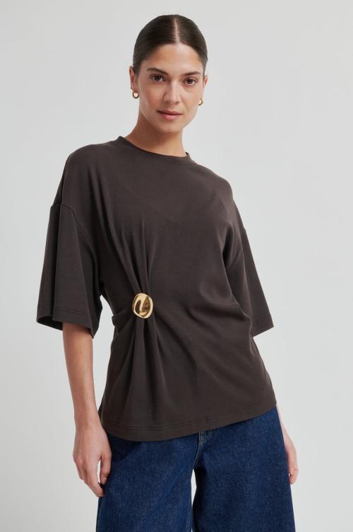 Enora Brooch Tee - Chocolate Torte 