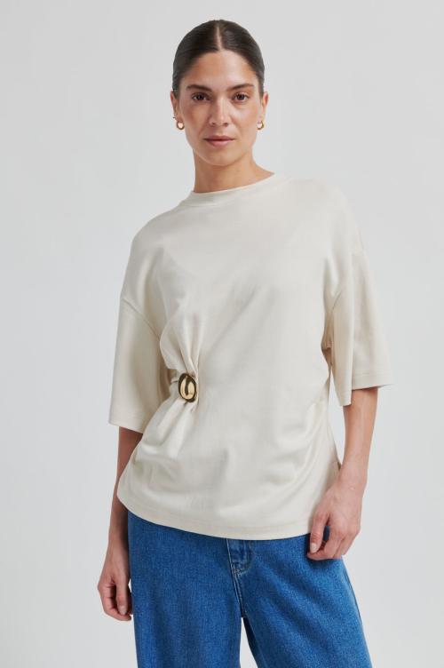 Enora Brooch Tee - Soft Beige 