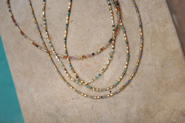 Kort Kjede med Små Stener Grønn 2017-0001 - Image 2