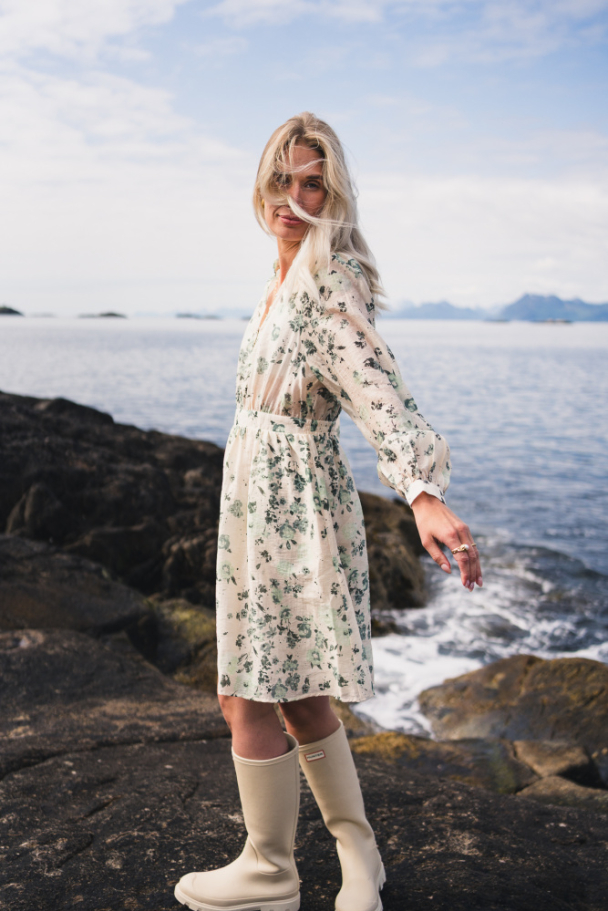 Anna dress AOP - Green Tint Flower  - Image 2