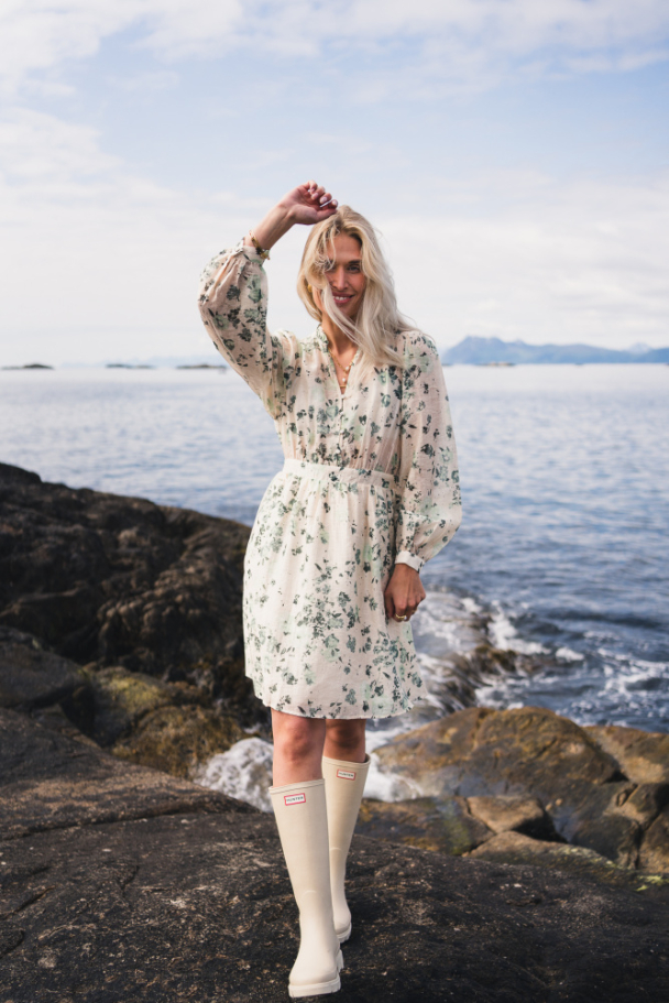 Anna dress AOP - Green Tint Flower  - Image 3