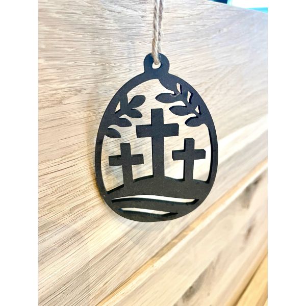 Påskepynt oppheng tre kors under greiner