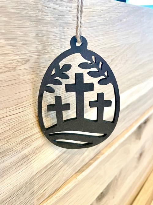 Påskepynt oppheng tre kors under greiner