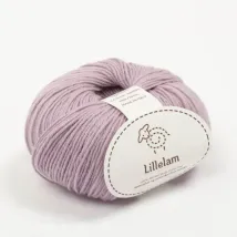 Lillelam_Merinoull_lys-plomme-1-1024x1024 (1).webp