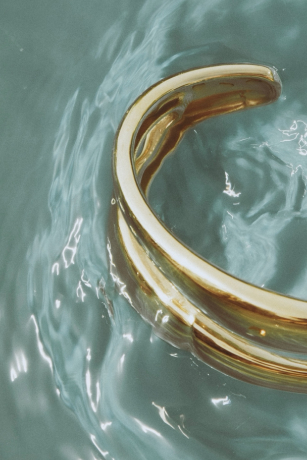 THE CURVED BANGLE  - Image 4