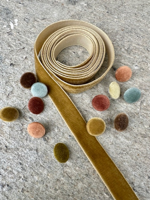 Knapper og bånd i fløyel til Wiola stripe Cardigan