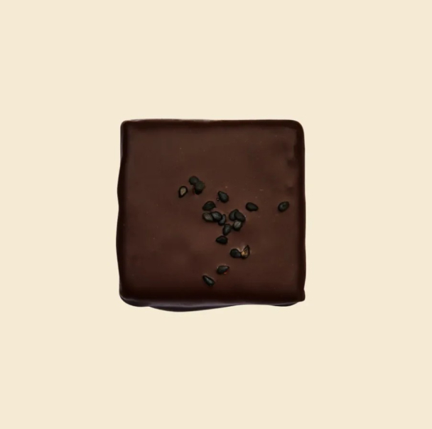 Sjokoladesvart tahini og chai-sjokolade 20g - Image 3