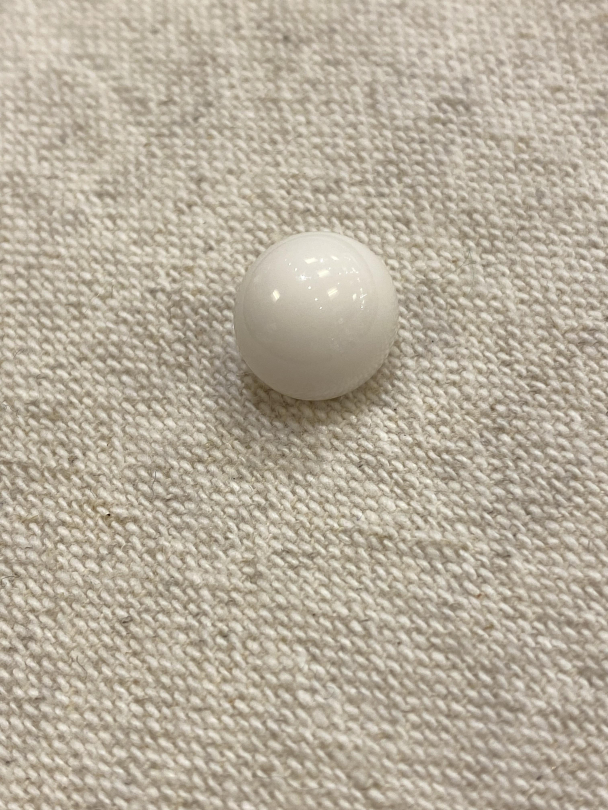 Knapp Kule med kanal 10mm offwhite
